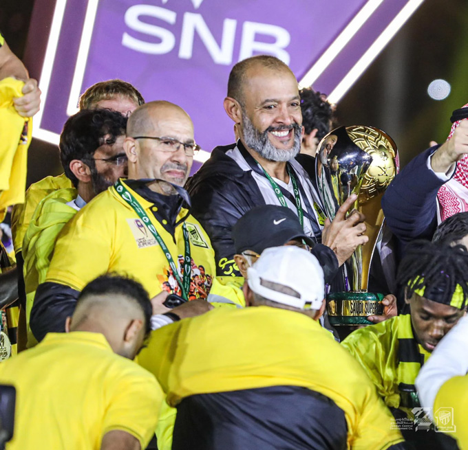 HLV Santo vừa giúp Al-Ittihad vô địch Saudi Arabia sau 14 năm