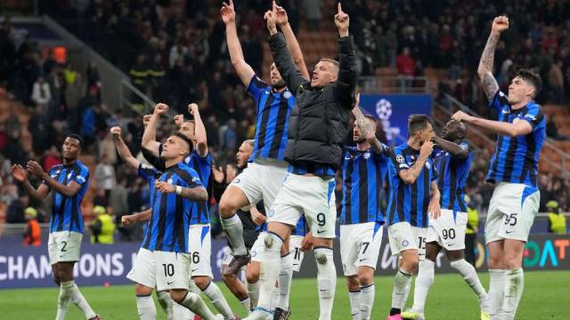 Cầu thủ Inter ăn mừng sau chiến thắng trước Milan ở bán kết