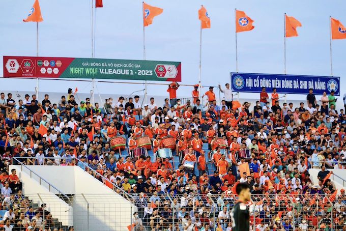 Các khán giả Đà Nẵng đang rất mong muốn nhìn thấy đội bóng con cưng trụ lại V.League. Ảnh: Hải Nam