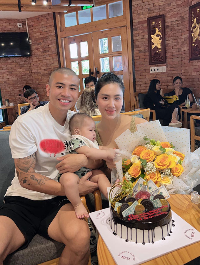 Đinh Thanh Bình và Nguyễn Thảo đã hạ sinh bé trai đầu lòng 