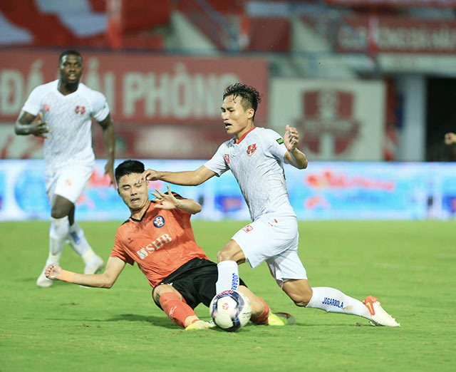 Việt Hưng (phải) liên tục khẳng định mình ở V.League trước khi được triệu tập lên ĐTQG - Ảnh: Minh Tuấn