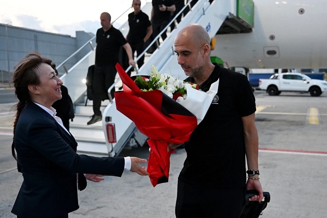 Vị thuyền trưởng Man City được chào đón bằng một bó hoa
