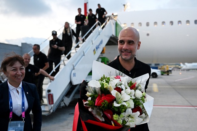 Guardiola tươi cười khi hạ cánh xuống Istanbul