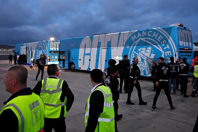 Xe bus dán logo Man City đã chờ sẵn thầy trò Guardiola