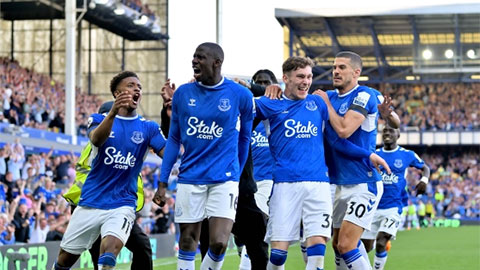 Everton giải tán nguyên một đội hình sau mùa giải bết bát