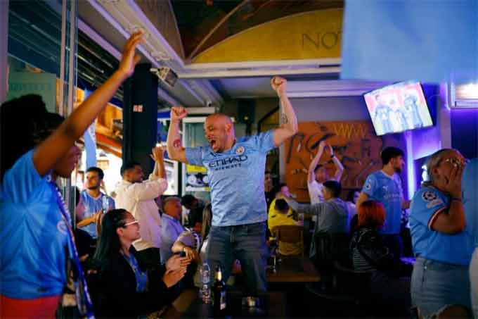CĐV Man City gào thét sung sướng trong quán rượu, quầy bar ở Istanbul