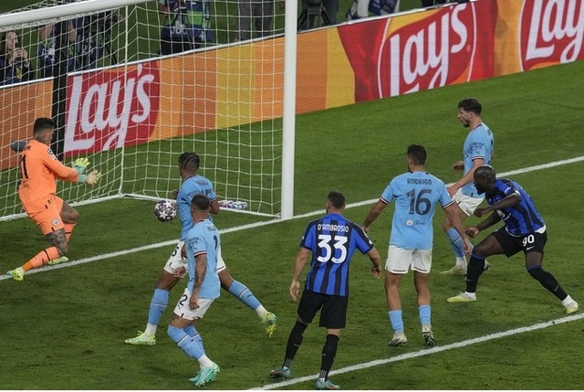 Một tình huống tham gia tấn công của Lukaku ở chung kết Champions League