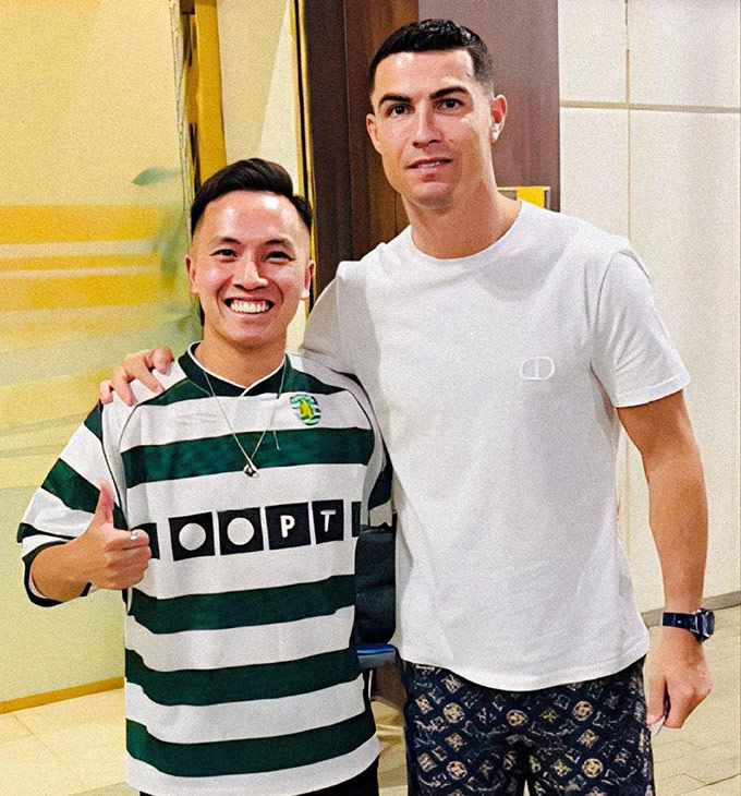 Đỗ Kim Phúc chụp ảnh với Ronaldo 