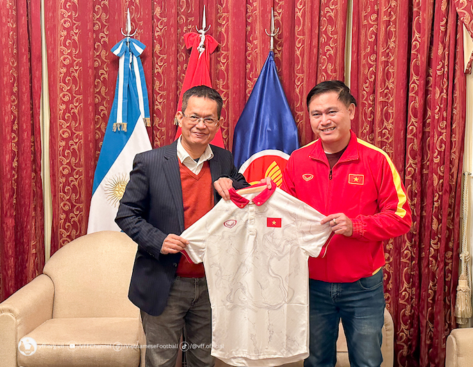 Phó chủ tịch VFF Trần Anh Tú tặng áo lưu niệm của đội tuyển futsal cho Đại sứ Dương Quốc Thanh. Ảnh: VFF