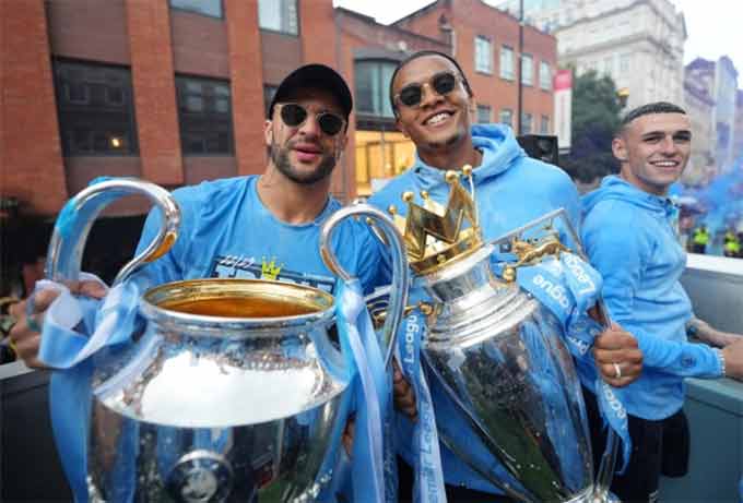 Kyle Walker và Manuel Akanji với chức vô địch Champions League và Premier League