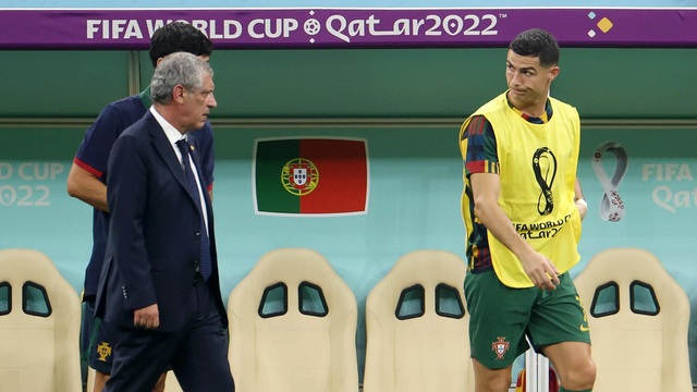 HLV Fernando Santos từng đày Ronaldo trên ghế dự bị ở World Cup 2022.