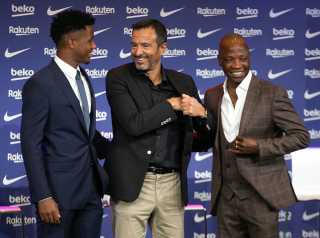Mendes (giữa) hiện là đại diện của 4 cầu thủ Barca, trong đó có Ansu Fati (trái)