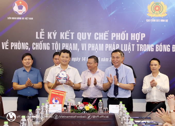 VFF trao tặng Cục cảnh sát hình sự quả bóng có chữ ký của các tuyển thủ Việt Nam. Ảnh: VFF