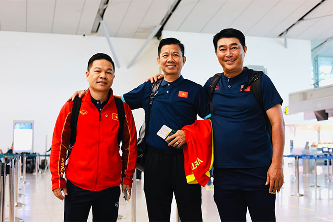 Trưởng đoàn U17 Việt Nam tại VCK U17 châu Á 2023 là ông Trần Văn Quỳnh (bên trái, ngoài cùng). HLV Hoàng Anh Tuấn (giữa) sẽ có sự hỗ trợ đắc lực của cựu danh thủ Trần Minh Chiến (bên phải, ngoài cùng).
