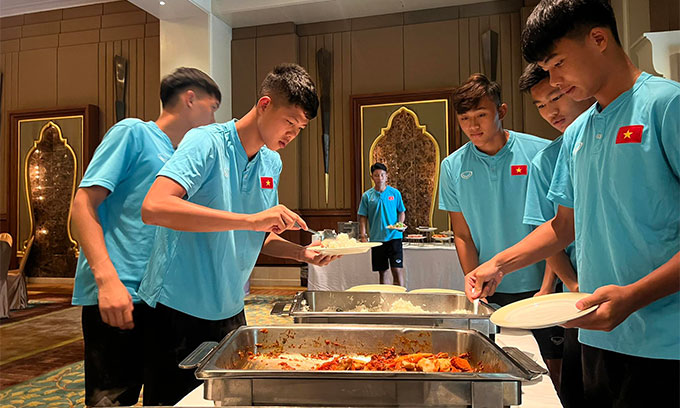 Buổi ăn trưa của U17 Việt Nam tại khách sạn