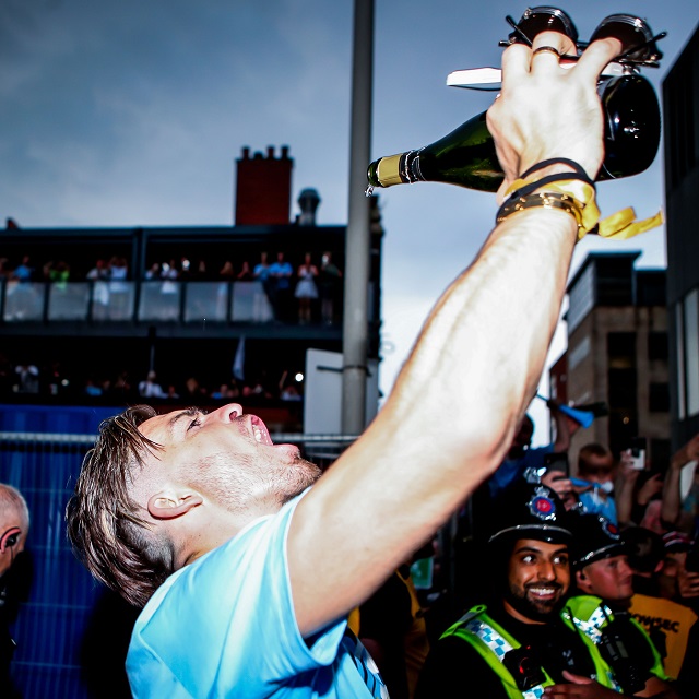 Jack Grealish nốc rượu điên cuồng trong lễ ăn mừng chức vô địch Champions League