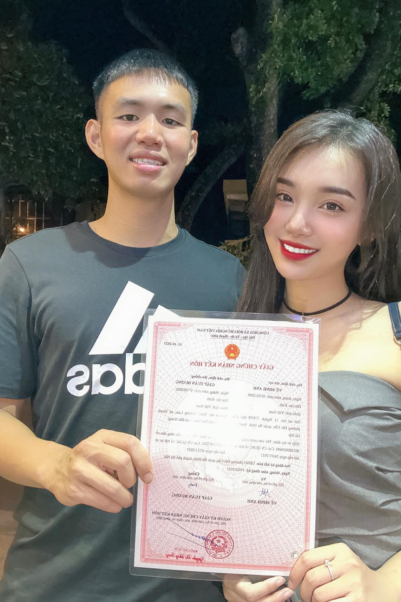 Hậu vệ trẻ Giáp Tuấn Dương đăng ký kết hôn với bạn gái hơn tuổi Vũ Minh Anh 