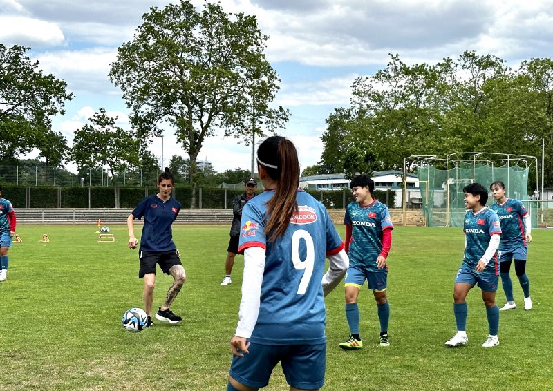 Chuyên gia FIFA cũng ra sân cùng ĐT nữ Việt Nam 