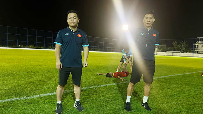 Trưởng đoàn bóng đá U17 Việt Nam tại VCK U17 châu Á 2023, ông Trần Văn Quỳnh - người đứng bên trái trong ảnh
