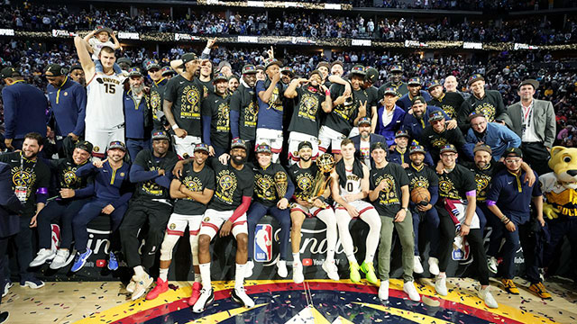 Toàn đội Denver Nuggets ăn mừng chức vô địch NBA 2023