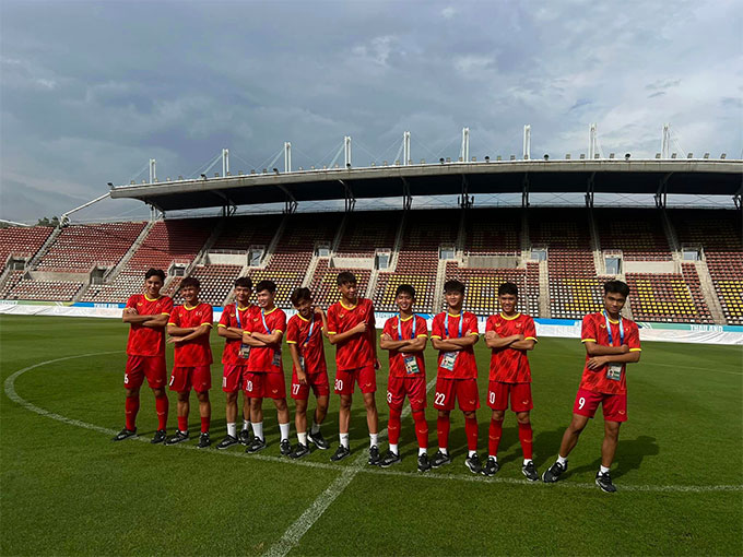 Các cầu thủ U17 Việt Nam dạo bước trên sân Thammasat