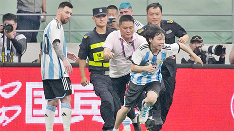 Fan cuồng Trung Quốc vào sân ôm Messi phải trả giá đắt