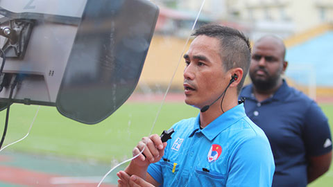 Trọng tài Việt Nam ứng dụng VAR trên sân Hàng Đẫy