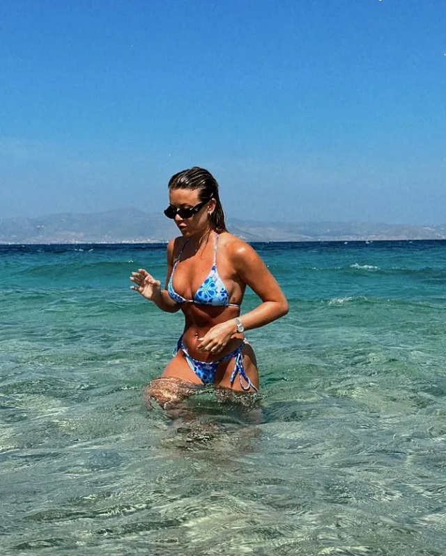 Hollie Shearer khoe dáng sexy khi tắm biển tại Hy Lạp