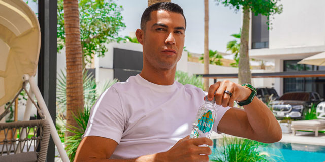 Ronaldo gây cơn sốt với nước uống đóng chai