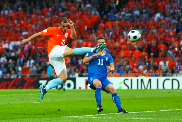 Italia bất bại trong 7 lần gần nhất gặp Hà Lan. Lần gần nhất Italia nhận thất bại trước Hà Lan là ở vòng bảng EURO 2008, trận thua 0-3 với cú vô-lê đẹp mắt của Wesley Sneijder