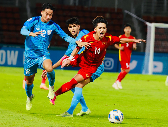 Huỳnh Triệu đã chơi khá nổi bật ở trận ra quân gặp U17 Ấn Độ. Ảnh: Đức Nguyễn