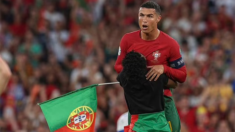 Cổ động viên lao vào sân... quỳ lạy và bế thốc Ronaldo