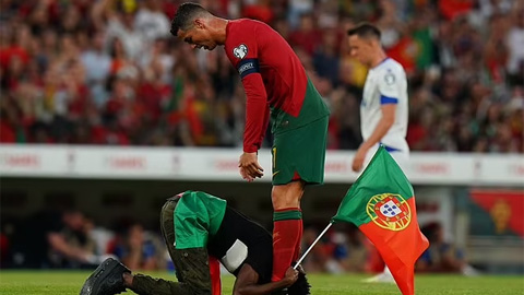 Hành động bất ngờ của cổ động viên khiến Ronaldo bối rối