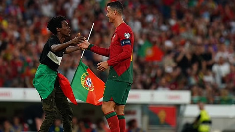 NHM lao vào sân ăn mừng chiến thắng với Ronaldo