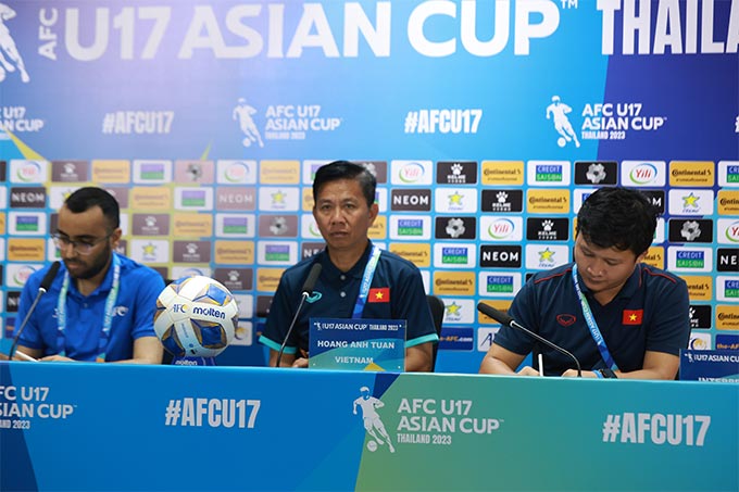 HLV Hoàng Anh Tuấn trong buổi họp báo sau trận thua U17 Nhật Bản. Ảnh: Đức Nguyễn