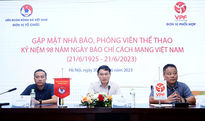 Đại diện lãnh đạo VFF, VPF gặp mặt phóng viên, nhà báo thể thao phía Bắc - Ảnh: VFF 