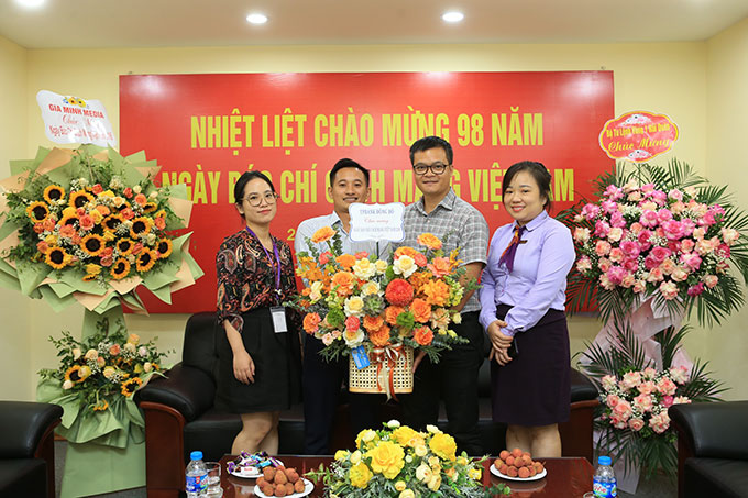 Đại diện Ngân hàng TP Bank - Chi nhánh Đông Đô chúc mừng Tạp chí Bóng đá