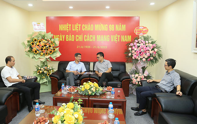Phó Tổng cục trưởng Nguyễn Danh Hoàng Việt (ngồi giữa, bên trái) chia sẻ những khó khăn và thách thức mà báo chí đang phải đối mặt