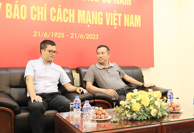 TBT Tạp chí Bóng đá Nguyễn Tùng Điển báo cáo một số hoạt động với Phó Chủ tịch LĐBĐ Việt Nam Nguyễn Xuân Vũ