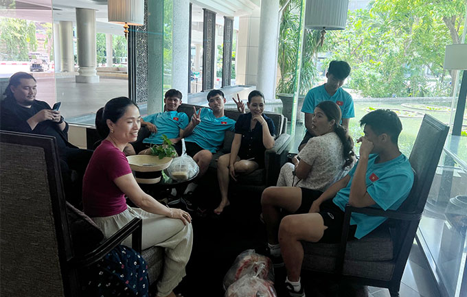 Cầu thủ được gặp gia đình tại Khách sạn Rama Garden nơi đóng quân cuả ĐT U17 Việt Nam. Ảnh: Đức Nguyễn