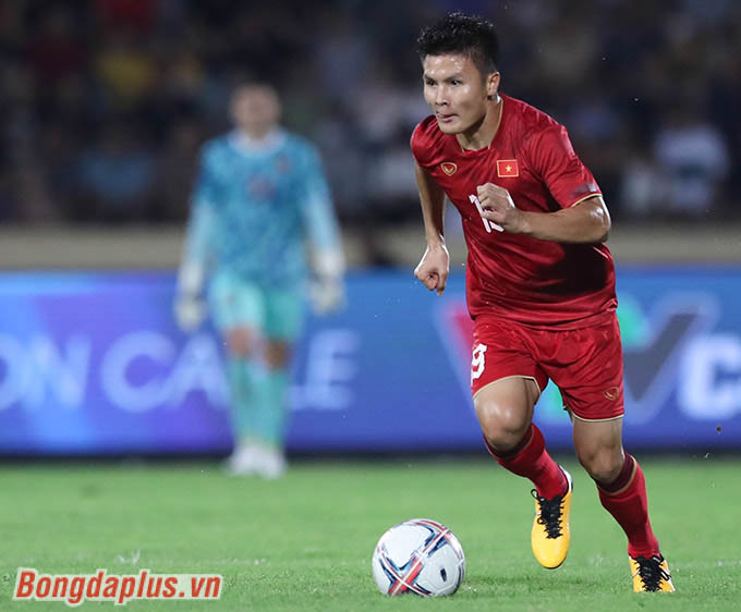 Trở lại với Quang Hải, cầu thủ này tạo ra một số cơ hội cho đồng đội ở hiệp 1 