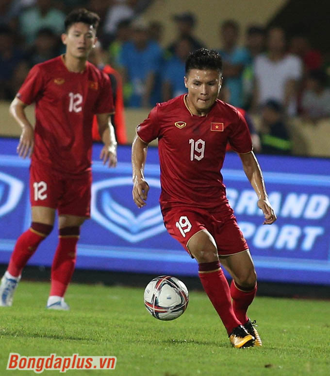Quang Hải trở thành "trạm chung chuyển" giữa hàng tiền vệ và tiền đạo của ĐT Việt Nam 