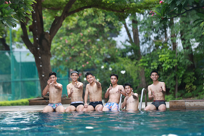 Những chàng trai trẻ của U17 Việt Nam tạo dáng bên hồ bơi.