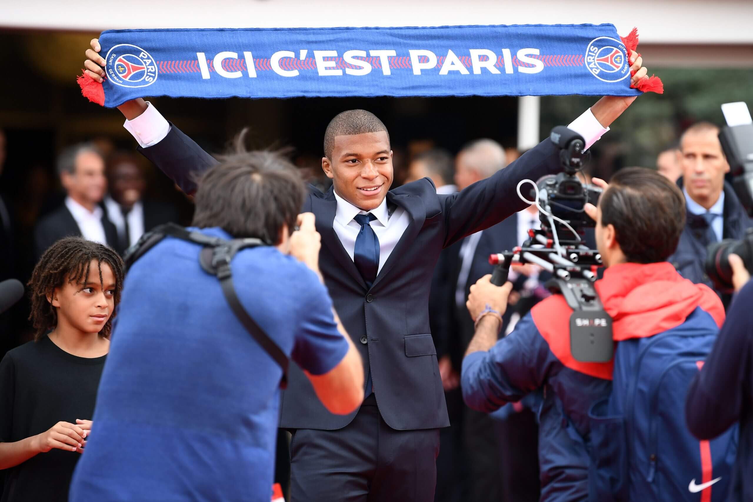 Mbappe gia nhập PSG năm 2017