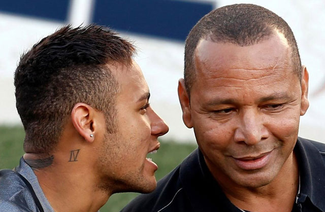 Rắc rối đang đeo bám cha con Neymar
