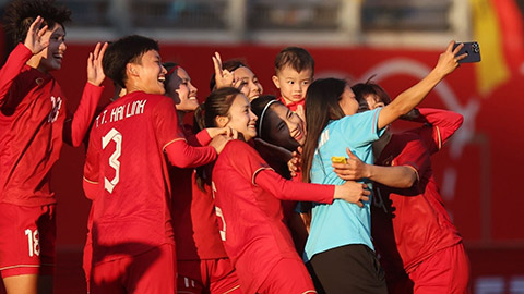 Cầu thủ ĐT nữ Việt Nam chụp ảnh selfie sau bàn thắng lịch sử vào lưới ĐT Đức