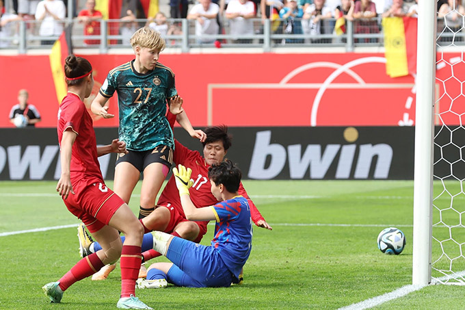 Thủ môn Kim Thanh chơi lăn xả trước ĐT nữ Đức - Ảnh: Getty Images 