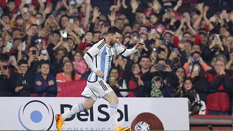 Messi được cả SVĐ hát mừng sinh nhật trong trận tri ân Maxi 