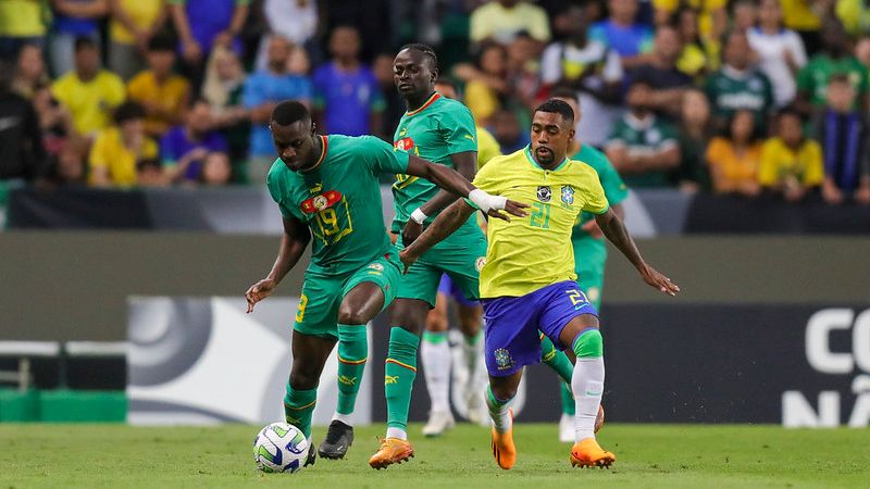 Phải 9 năm, Brazil (áo vàng) mới để thủng lưới 4 lần trong một trận đấu như ở trận thua Senegal 2-4 mới đây