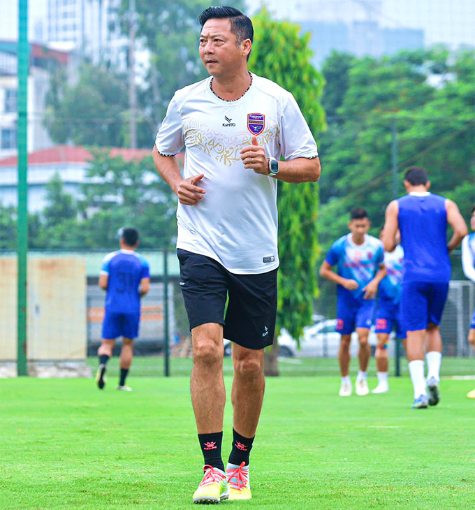 HLV Lê Huỳnh Đức được cho là dũng cảm khi nhận ghế ở Sài Gòn FC lẫn Bình Dương. Ảnh: B.BD